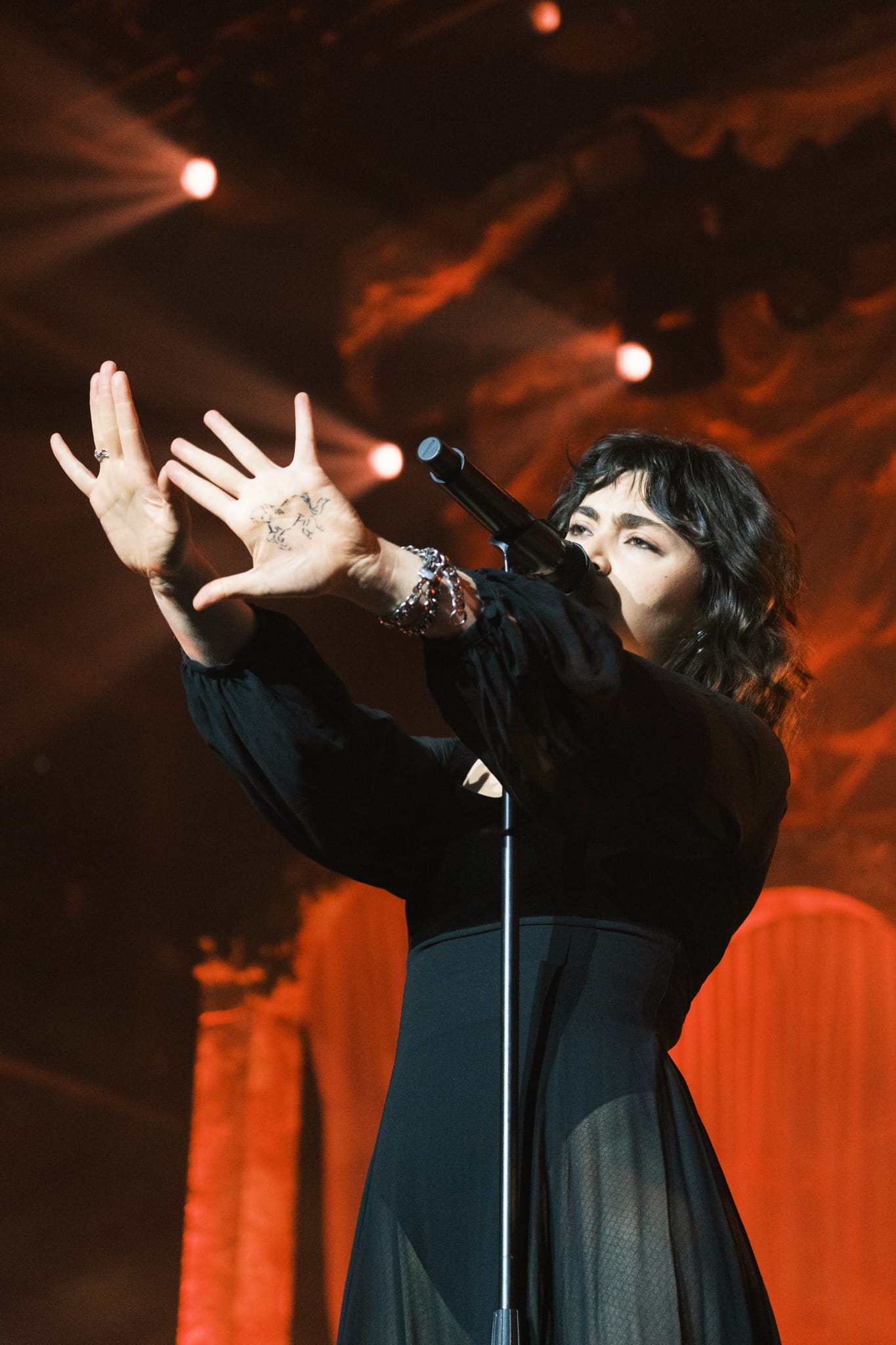 The Last Dinner Party Brings Theatrical Magic to Chicago’s Salt Shed